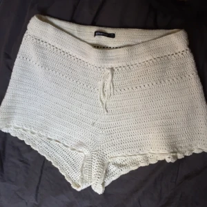  - Virkade shorts från Gina Tricot. Storlek S, men eftersom virkat töjs så förbaskat fort är de mer storlek M nu. Använda ett fåtal gånger för flera år sedan. ✨Hämtas i Karlskrona // Frakt betalas av köparen  Priset kan eventuellt diskuteras✨