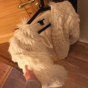  - Mjuk och fluffig kofta/jacka. Använd 1 gång. 