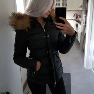  - Säljer min Rock and blue jacka i modellen "Zora" då hon som skulle köpa den aldrig dök upp. Det är storlek 32 men passar även 34. Jag är 160 och den slutar precis på rumpan för mig. Kemtvätt kan behövas. Annars väldigt fin. Nypris: 2300:-  (ligger även ute på andra sidor) 