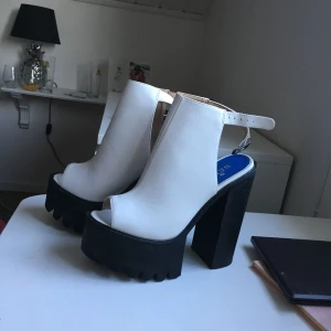  - SKITSNYGGA klackskor dock aldrig använda. 