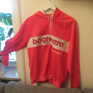  - Ascool sweatshirt från bagheera. Det framgår tyvärr inte så tydligt på bilderna, men den är verkligen chockrosa!💓