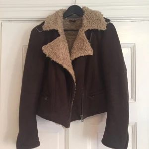  - Jacka från Zara i fårskinnsimitation. Välvårdad.