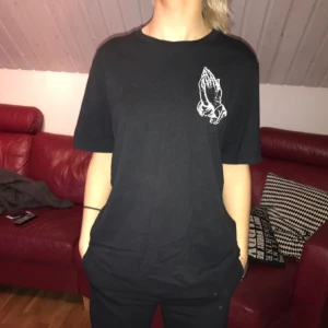  - Den iconiska "Drake"-tisha köpt på Urban outfiters. Kill M men sitter perfekt baggy på en XS-S 🌹