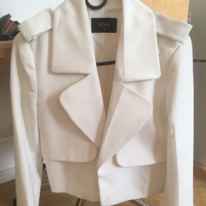  - beautiful jacket, I only wore one and unfortunately I'm size xs!  