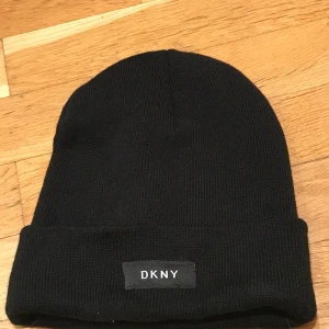 - Oanvänd mössa från DKNY. Hämtas från Hornstull