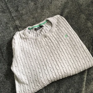  - En kabelstickad tröja från Gina tricot, köparen står för frakten, aldrig använd endast provad 😘💕