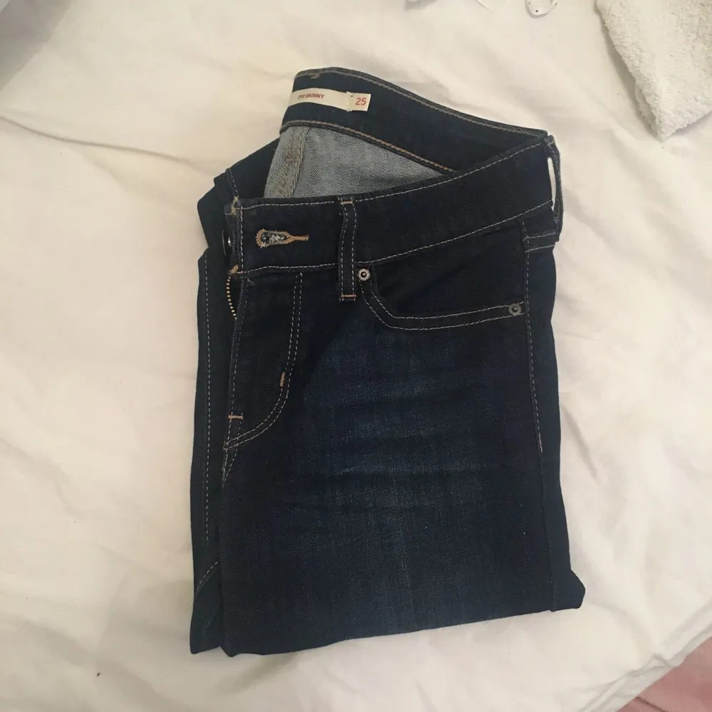 Helt nya Levi’s byxor endast testade i modellen 711 skinny, säljer dem pga att dem är för stora för mig. Dem är i storlek 25/32, priset kan sänkas vid snabb affär.   . Jeans & Byxor.