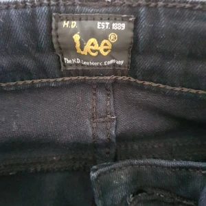  - Jeans från märket lee. Skyler heter modellen. Hög midja.