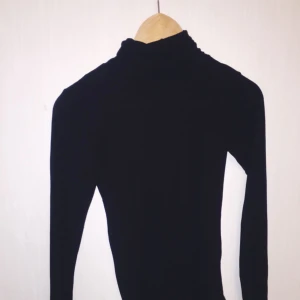  - Säljer för att jag beställde två likadana. Aldrig använd och skulle säga att den passa de flesta eftersom det är ett stretchigt tyg🌸