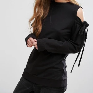  - Tröja från Asos, daisy street. Open shoulders med rosettknytning. 🐼✨perfekt skick