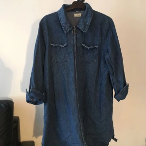  - Otroligt fint jeansplagg. Man kan använda den på så många sätt!!! Passar de flesta storlekarna beroende på hur man vill att den ska sitta. 