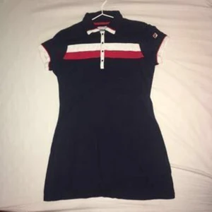  - Sportig och snygg FILA-klänning från Urban Outfitters. På mig (som har M) så sitter klänningen rätt tajt och är rätt kort, och på bilden kan ni se hur den sitter på någon som har S/XS. Knappt använd! Köpte för 650.