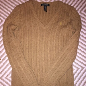  - Aldrig använd kabel stickad tröja. Strl xs men generös storlek passar bra på en S eller M. Äkta tröja. Original pris 1000kr