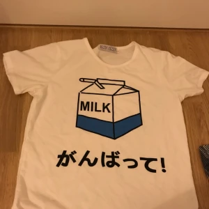  - Ny t-shirt, knappt använd 