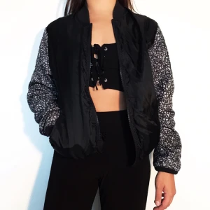  - Vändbar bomberjacka i storlek M (passar även S) från ASOS säljes för 50kr, frakt tillkommer. Betalning sker via swish. 