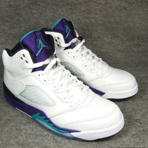  - Jordan 5 Retro "White grape"  Bosatt i Norrköping så kan mötas upp där, kan även skicka men då står köparen för frakt. Skorna är köpta för cirka 3 år sedan men mycket sparsamt använda.  Ursprungspris: 1500:- Nu: 500:-