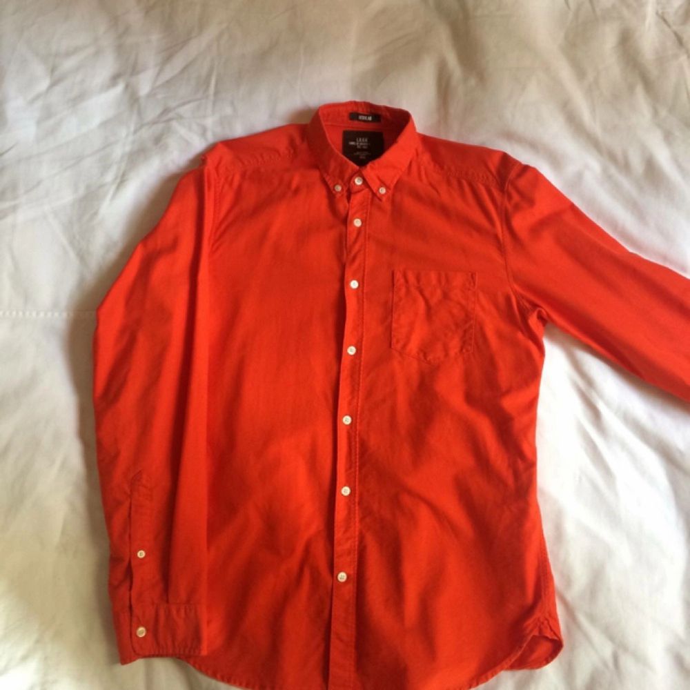 Udda Starkt Orange (glödande kol) Oxford Button-down-skjorta från H&M !!  Second hand men felfri, utan direkt slitage.  Storlek: LARGE (rätt stor Large). Skjortor.