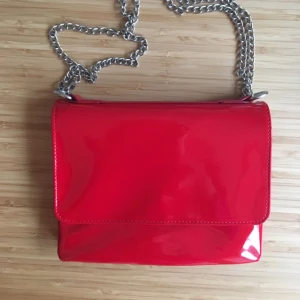  - Väska i lack från Monki. Frakt 20 kr. Aldrig använd.