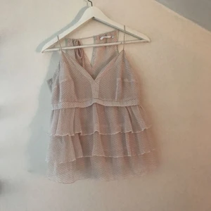  - Blus ifrån SISTERS. I storlek 40 men passar 38 och 36 också då du kan justera banden själv. Super fint skick!! Kan mötas upp i Stockholm eller så står köparen för frakten. 