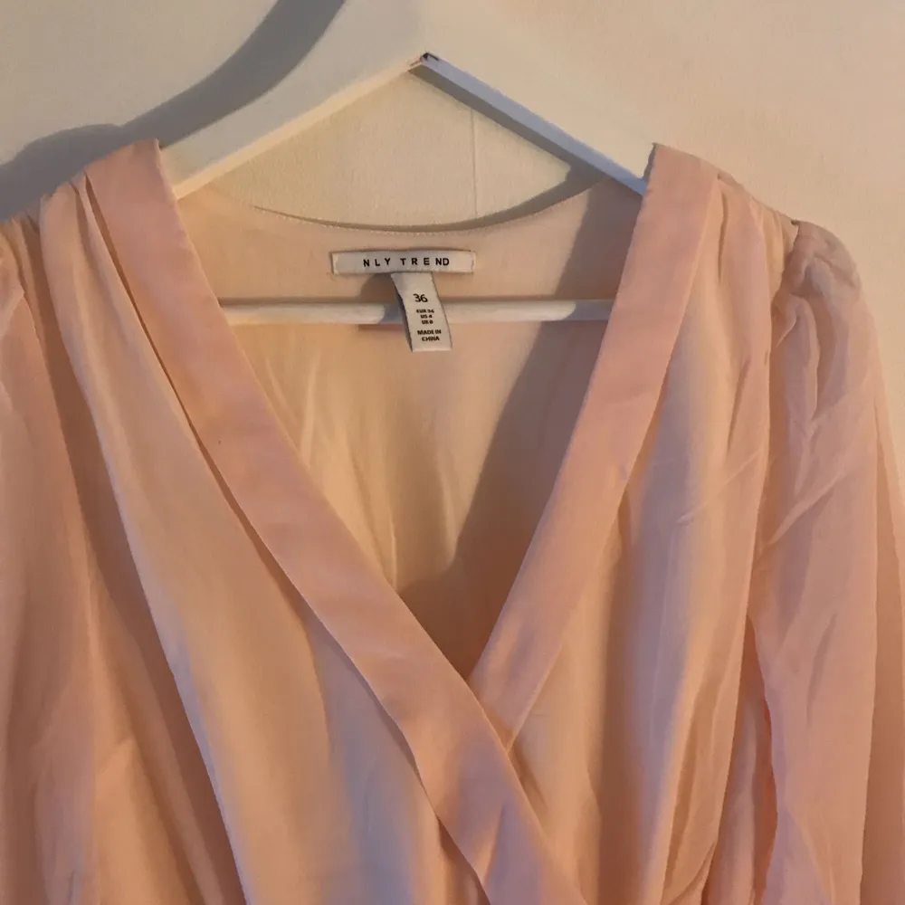 Ljus rosa klänning ifrån nelly. Aldrig använd. Kan mötas upp i Stockholm eller så står köparen för frakten! . Klänningar.