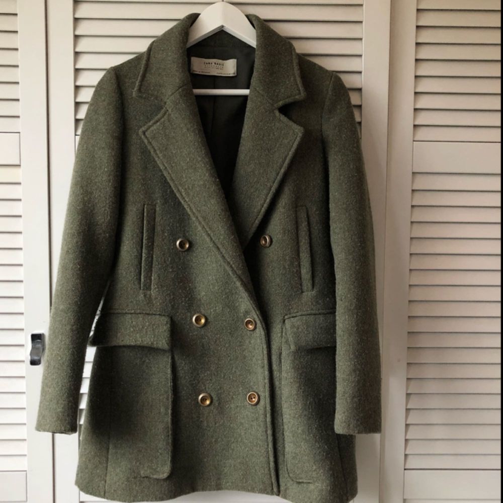 Militärgrön kort kappa från Zara | Plick Second Hand