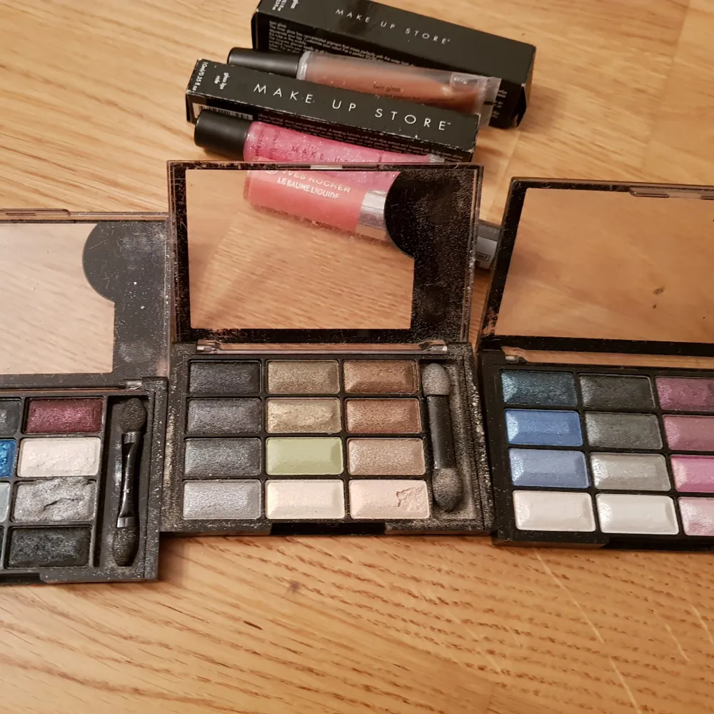 Smink fr Mac och bare minerals. Somligt använt och somligt aldrig öppnat. Primer, lös ögonskugga, cover mm. Säljes ihop. . Accessoarer.