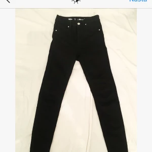  - Svarta Never Denim jeans köpta på BikBok för ungefär 1 månad sedan, orginalpris 499kr. Endast använda 3 gånger så dem är i mycket gott skick! Säljer pga dess modell, dem är highwaisted ankel jeans vilket betyder att dem är kortare vid anklarna vilket jag personligen inte gillar. Jag är 1,71cm för övrigt. Köparen står för frakt och betalning sker via Swish! 💃🏻