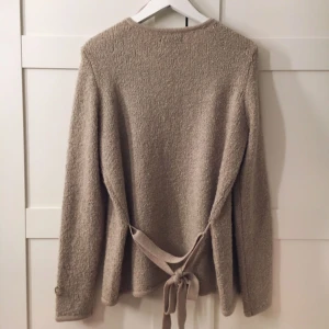  - Kofta köpt på MQ, nästan helt oanvänd. Koftan är beige/ljusbrun och från märket STOCKH LM. Koftan är i medium men passar även en S om man vill att den ska vara lite lösare ( jag själv har vanligtvis S). 