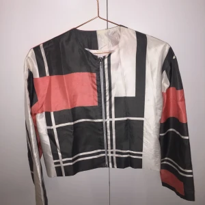  - Tunn jacka med blixtlås. Specialdesign med få exemplar!