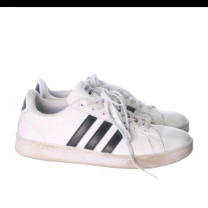  - Snygga Adidas- riktigt sköna med memory foam i sulan. 