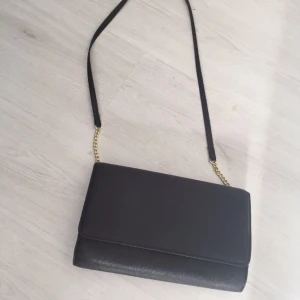  - Clutch från HM. Guldig kedja. Använd en gång