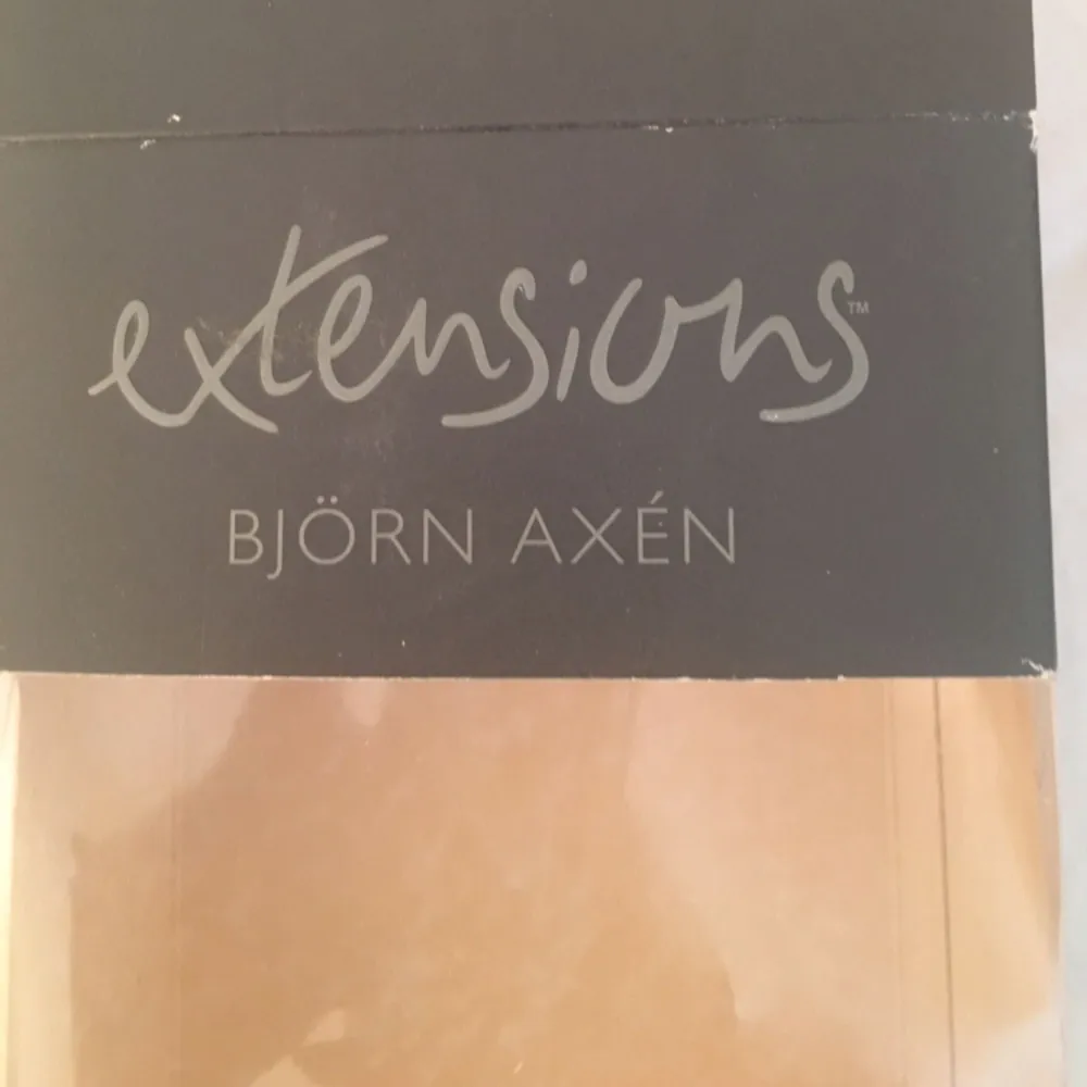 Säljer ni min extension från Björn Axén. De är en naturlig hårförlängning i levande färgtoner. Använda endast en Gång. All tillbehör följer med, nät, klipps och hårnål. Längden är mer än 55cm (se måttband). Färgen är ljus brun / mörk blond. . Accessoarer.
