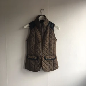  - Brun väst med skinndetaljer. Använd en gång.