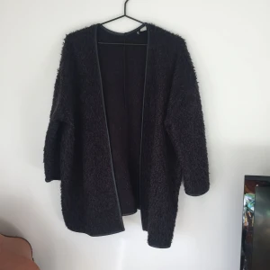  - Svart lurvig oversize kofta från h&m, läder detaljer