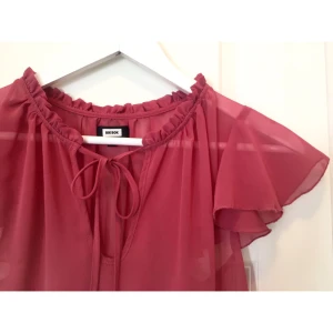  - Jättefin transparent blus från BikBok, väl använd 