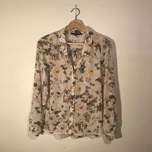  - Really nice floral blouse from Zara!