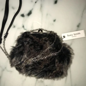  - Söt liten axelväska, helt ny ✨