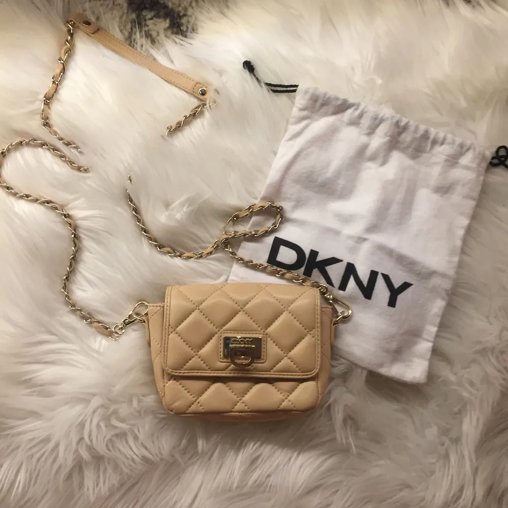Helt oanvänd DKNY väska med dustbag. Väskor.