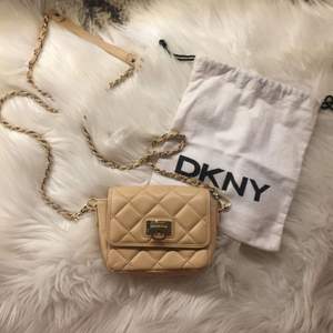 Helt oanvänd DKNY väska med dustbag