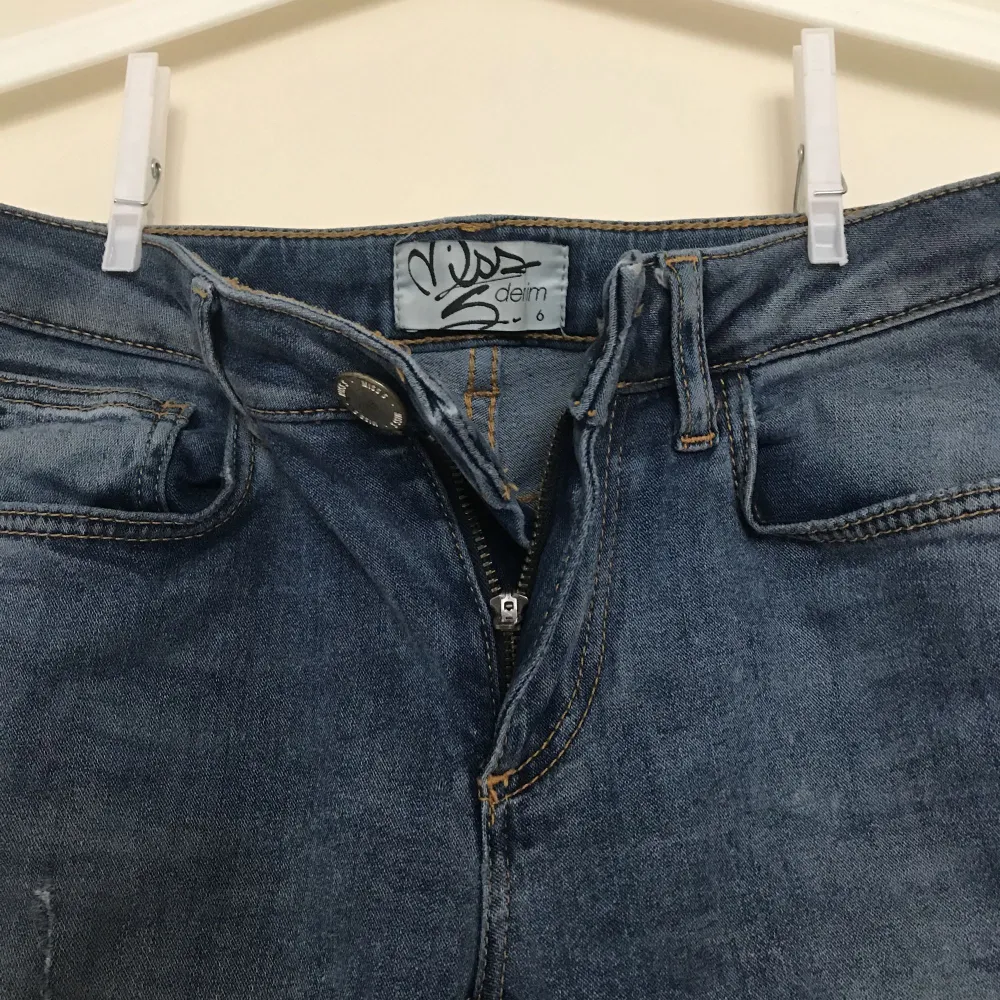 Ett par jeans i en snygg ljus tvätt. De är mycket lite använda och är i superfint skick. Jeansen är tyvärr för långa för mig (ca 165cm) så skulle nog passa någon som är längre. De är sköna jeans med stretch och normal livhöjd.        Frakt ingår INTE i priset.. Jeans & Byxor.