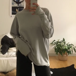  - Oversize sweatshirt med mycket långa armar. Unisex, frakt tillkommer 