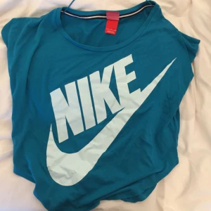  - Träningsöverdel från Nike. Använd men i gott skick!  