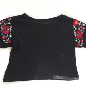  - Super cute embroided crop T-shirt