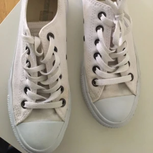  - Fina Converse säljes pga av fel storlek , 37,5 , frakt tillkommer 