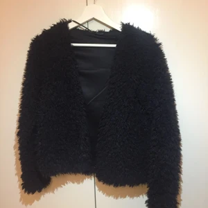  - Tunnare svart pälsjacka (fake) från Gina Tricot. Funkar lika bra inne som ute när det inte är allt för kallt. Endast använd 3 gånger.