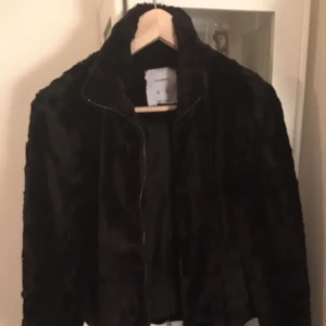  - Svart päls från pull and bear (Frakt tillkommer)