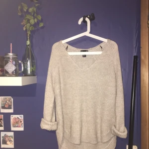  - Oversized stickad tröja (jättegosig!!), sitter bra på mig som är i M.