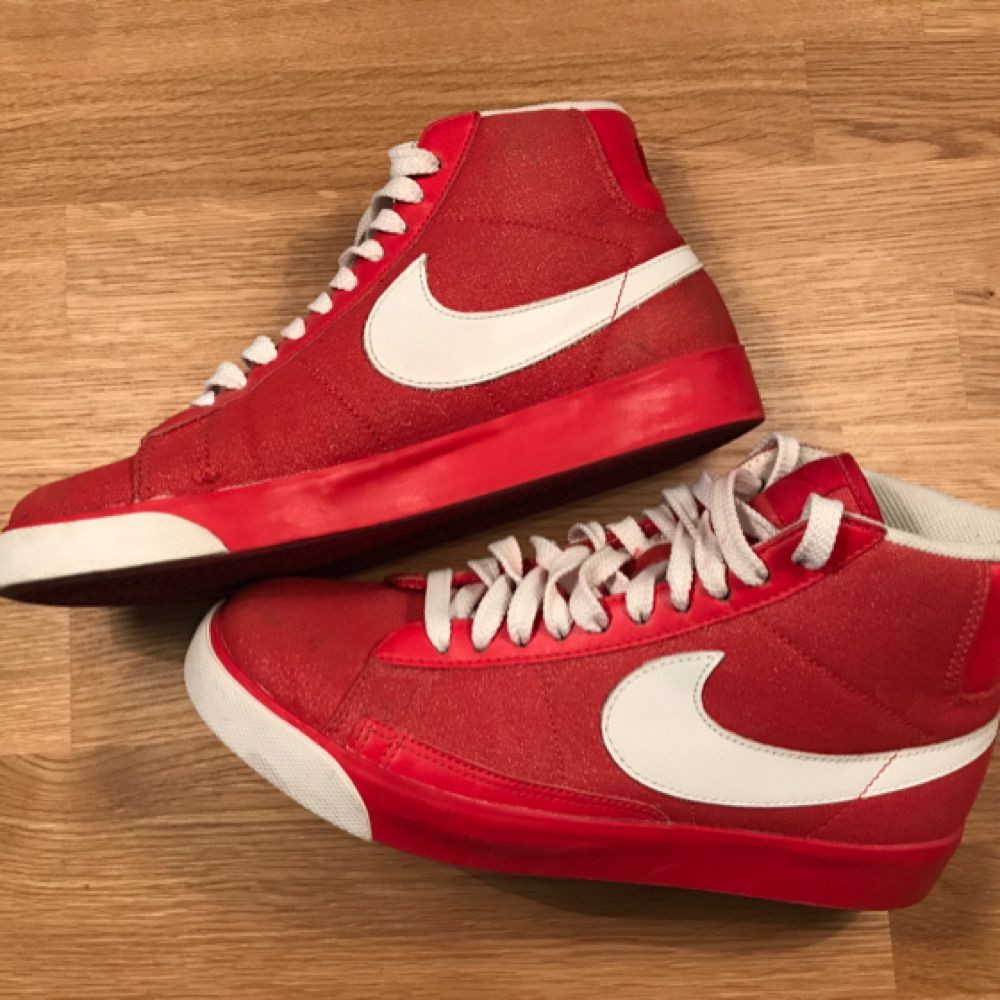 Snygga höga Nike skor, röda med | Plick Second Hand