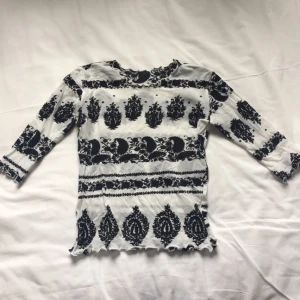 - Tunn stretchig tröja köpt på humana i Stockholm. Jättefint mönster