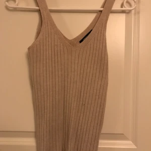  - Stickat linne från Gina. Hämtas i Gbg/Mölndal annars står köparen för frakt. 